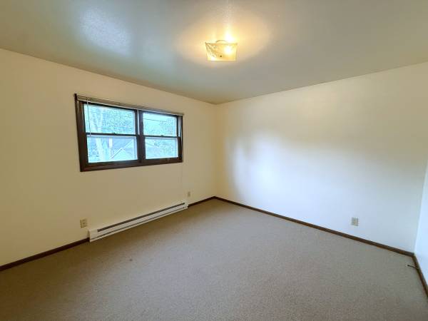 $795 / 2br - 1038 Oxford Ave. #8 - Available NOW (Eau Claire, WI)63845960099971124