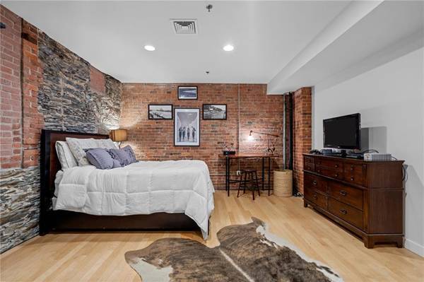 $1,300 / 1br - 1568ft2 - Large Loft condo in the heart of Providence. This condo captures all (Providence)64002993482883122