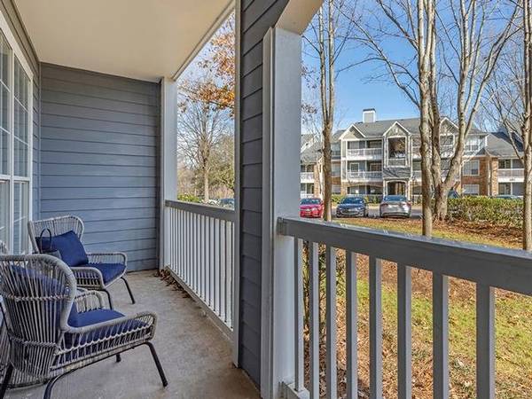 $1,364 / 2br - 1099ft2 - Resort Style Swimming Pool, Built in Computer Desks, Walk In Closets63925335811075121