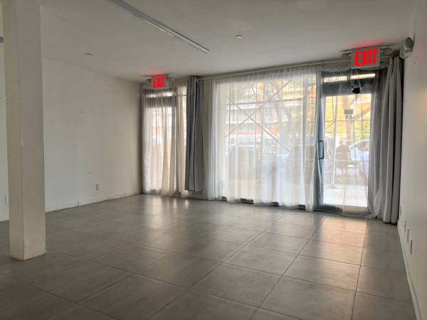Williamsburg storefront, sublease popup art events, studio, gallery. 1