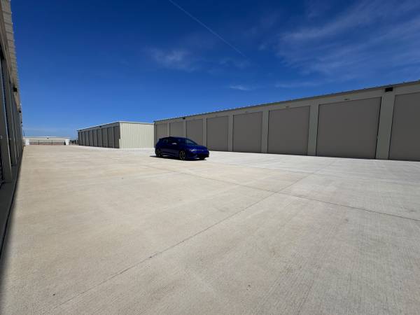 $359 / 385ft2 - Oversized storage units, 11x35 to to 11x65 available.  Optional power (Genoa City)63774369399683123