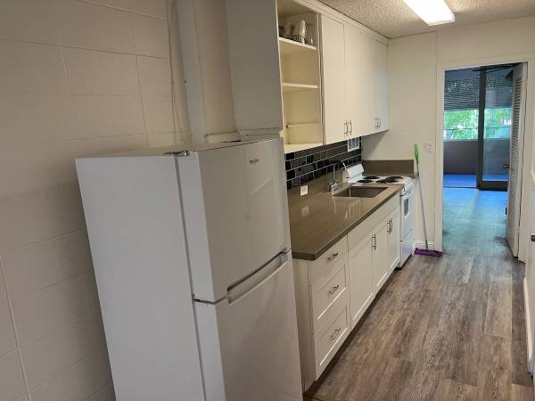 $2,100 / 1br - Furnished one bedroom with parking (Waikiki)63939667037314122