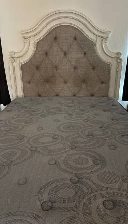 Queen size Bedroom 1