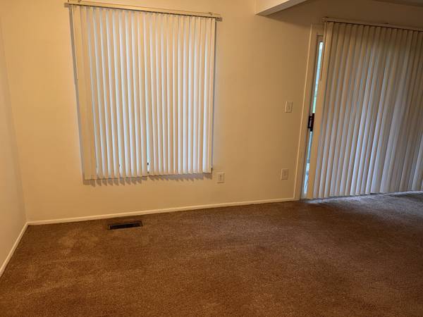 $1,065 / 1br - 800ft2 - Quiet Royal Oak 1 bedroom just off of 696 & Campbell (Royal Oak)64018940097027122