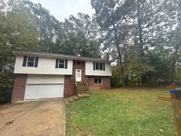 $1,500 / 4br - 2250ft2 - Great location close to Bedford Crane Bloomington (Bedford)63953766226434120