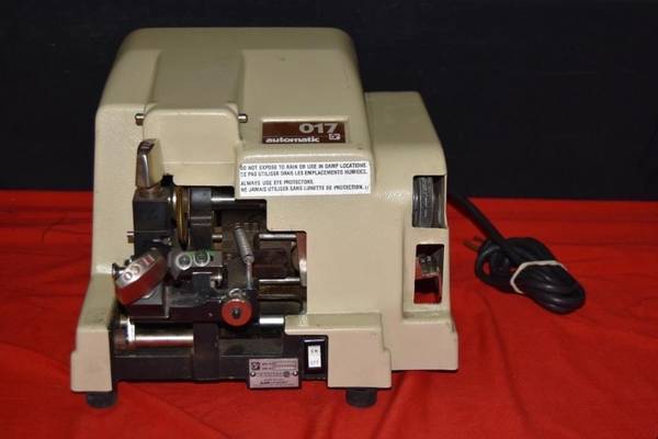Automatic Key Cutting Machine 1