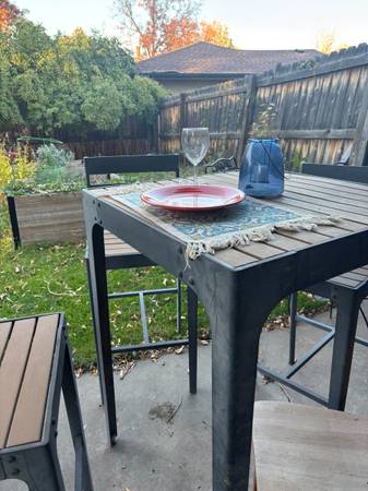 High top bistro table plus 4 modern chairs! 1