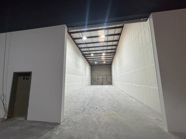 $4,995 / 5000ft2 - C-3 WAREHOUSE W/ 14' OVERHEAD DOOR & DOCK DOOR ACCESS (28TH AVENUE & INDIAN SCHOOL)64024823450497122