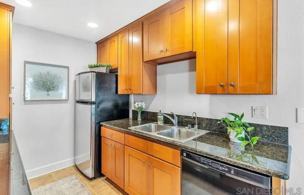 $1,950 / 1br - Charming upstairs condo in the Village of La Jolla (3116 Via Alicante, La Jolla, CA)63701605665923120