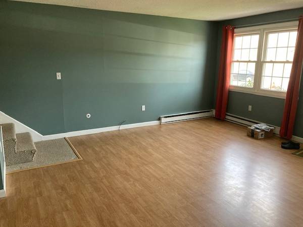 $1,850 / 2br - 1216ft2 - Well, Maintained Bi-Level Two Bedroom with Pool on Site! (Granby Road South Hadley MA)64017046585347124