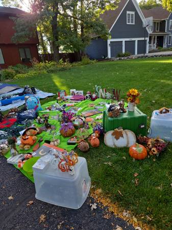YARD SALE 13470 GUILD AVE 9-2pm (Apple valley)64048994459905121