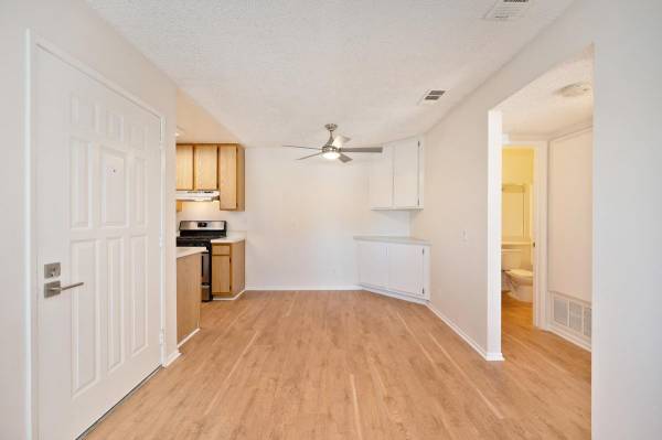 $1,658 / 1br - 585ft2 - Limited Opportunity! Spacious 1 BR with Covered Parking (West Lancaster off of 20th Street West and J12)63840114313345122