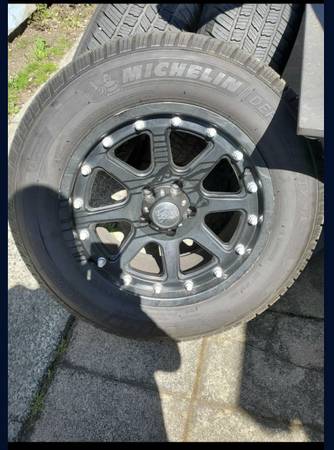 Chevy GMC Dodge aro 18 pulgadas 5 agujeros y neumáticos - $950 (Tacoma)63471419258113123