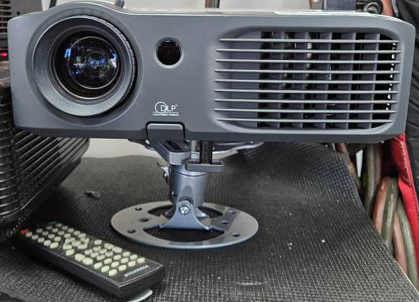 Optoma EP 739  projector i-3348 1