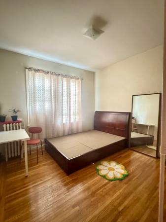$1,270 Spacious and sunny bedroom in Sunnyside63854289447809120