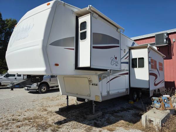 2003 33ft Forest River Cardinal Camper Trailer 1