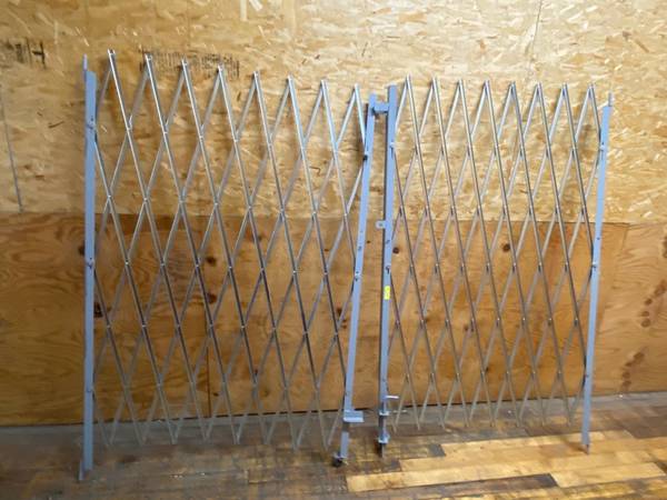 FOLDING SECURUTY GATE 1