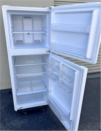 Magic Chef WHITE 10.1 cu. ft. Top Freezer Refrigerator HMDR1000WE