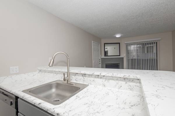 $1,045 / 1hab - 531 pies² - Pisos estilo madera dura, servicios en línea, chimenea de ladrillo (12993 Jupiter Rd, Dallas, TX)63846410033667120