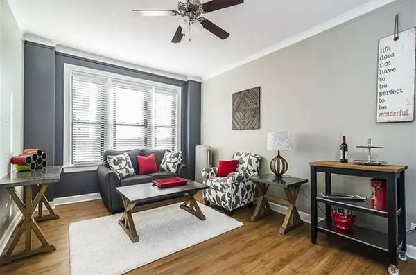 $350 / 1br - 740ft2 - Spacious Lake View apartment $350 Weekly (7100 S South Shore Dr, Chicago, IL)