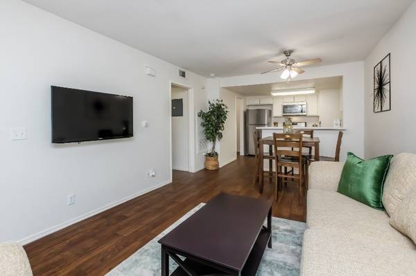 $2,209 / 1br - 624ft2 - 1/BD, Located in Santa Clarita, Garages Available (Santa Clarita)63662653647745123