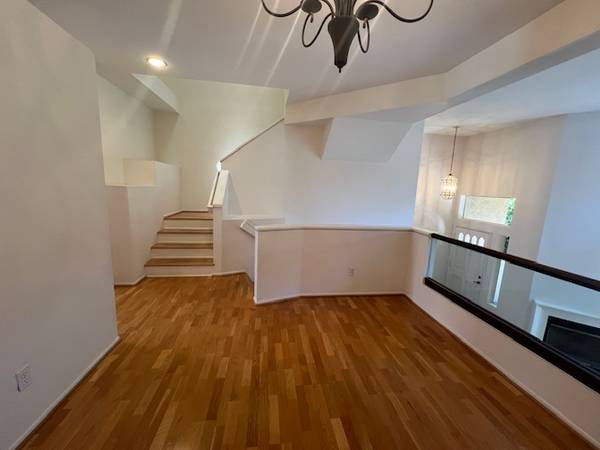 $4,000 / 2br - 1437ft2 - * Tri level Townhome 2bd/2.5ba, 2 car attached garage, 92122 UCSD/UTC* (La Jolla, CA (UTC))63819232946691122