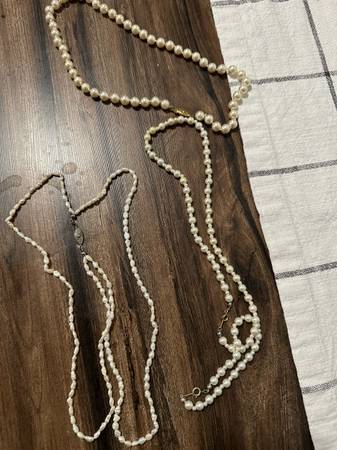 4 Different Vintage Pearl Necklace 1