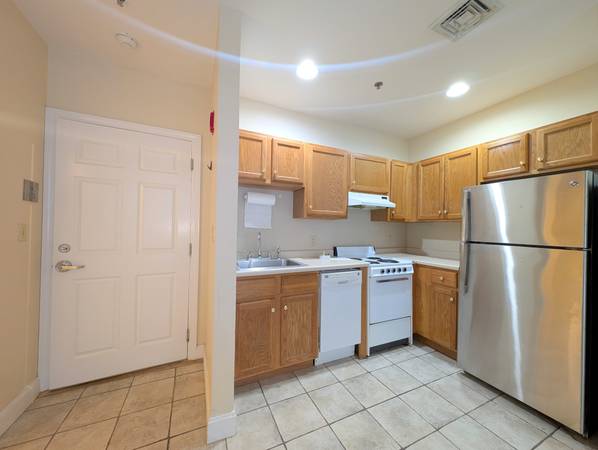 $2,700 / 1br - Modern 1 Bed with Open Kitchen ** Dishwasher ** AC ** 1 Block to T (Cambridge \ Central Sq. \ Cambridgeport)63802096745091121