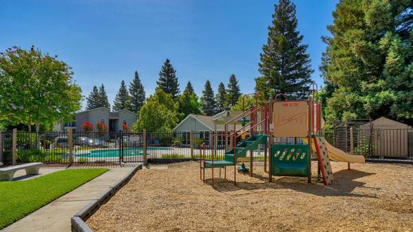 $1,700 / 2br - 890ft2 - Fall In Love With Our Community (Sacramento)63961338424835121