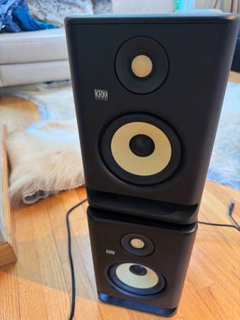 Gaming monitor / speakers - $135 (West anchorage)63470282474755123