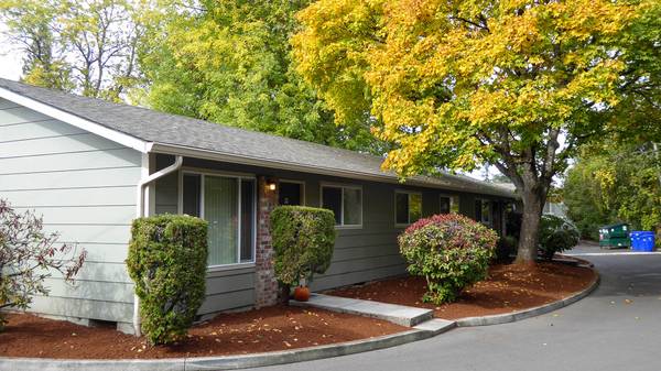 $1,899 / 3br - 906ft2 - Perfect Apartment! Perfect Location! Duplex! Water/Garb PAID! (Portland / Mt. Scott)63831608269057120