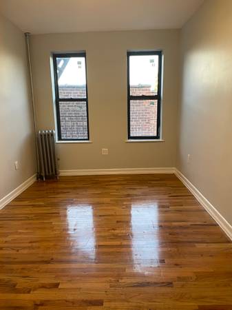 ROOM ONLY! SHARED KITCHEN & BATHROOM*CLOSE TO SHOPS 1