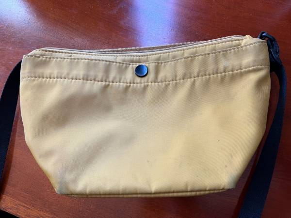Bolsos cruzados, carteras y maletines - $8 (Finn Hill)63471362084609121