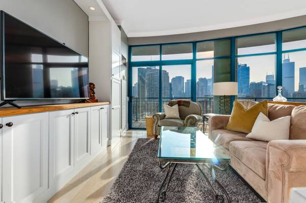 $3,062 / 2br - 1310ft2 - full size whirlpool tub 2 br -2 ba in-unit laundry (Chicago)63771219268353120