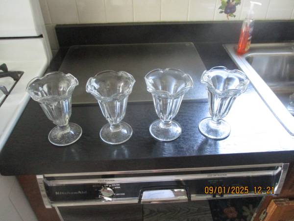 4 old Hot Fudge Sundae Glasses 1