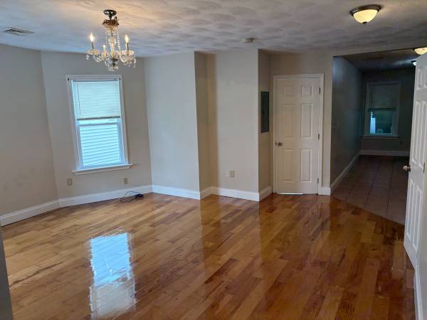 $3,200 / 3br - 3 Bedroom on 3rd floor, Central A/C, Hardwood refinished, Off Main St. (Everett)63828337724419124