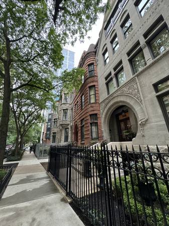 $3,500 / 2br - 1500ft2 - New! Sunny Penthouse Skylight Duplex 2B2B Historic Astor St! Reduced! (Gold Coast Astor Street)63959741912323123
