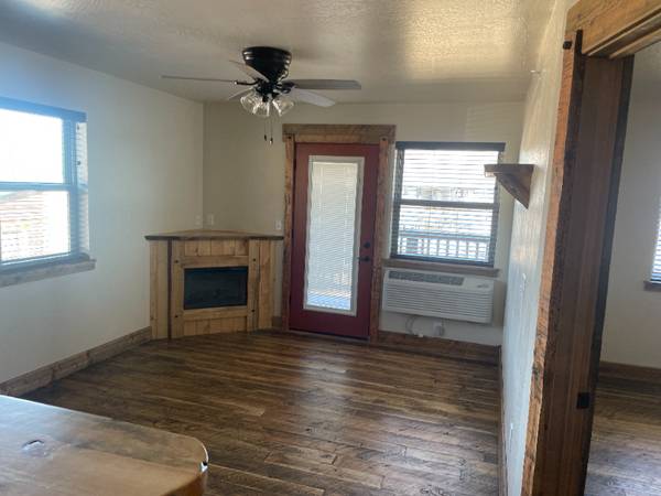 $1295.00 / 1br - 1 hab 1 baño Sin alquiler mensual de mascota por 1 año con contrato de 1 año63656994133505122