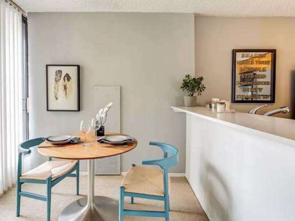$1,993 / 1br - RIVER NORTH Convertible 1 Bedroom– Prime Loaction ~ Close To Everything! (River North, Chicago)63844192009985124