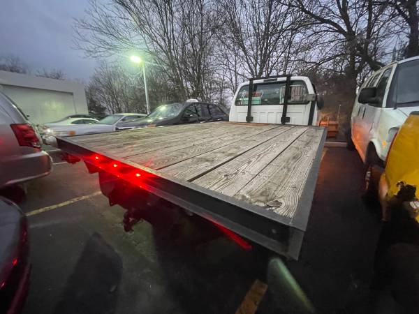 2002 FORD F450 Superduty neumáticos traseros dobles PLATAFORMA PLANA PARA REMOLQUE DE NIEVE - $6,500 (Long Island)63614442923649122