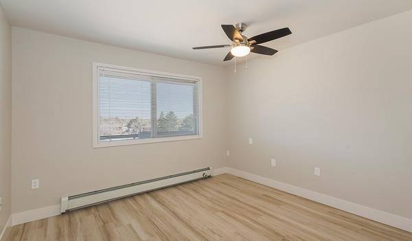$1,350 / 1br - 520ft2 - Firepit, A Must See, Tour Today, New Fixtures (North East)63658213574659122