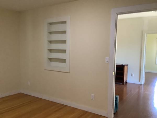 $3,600 / 2br - Lovely ranch style home in a beautiful trees line street (menlo park)63668028551041122