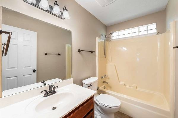 $1,250 / 3br - 2245ft2 - Spacious 3BR/2BA Home with Vaulted Ceilings, Bonus Room & Sunroom! (Murfreesboro, TN)63683030502275123
