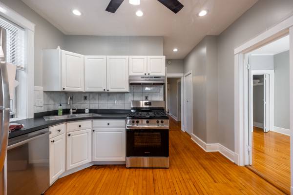 $1,950 / 2br - LARGE 2 Bed in HEART of Roscoe Village! FREE Heat | Parking Available! (Roscoe Village)63959878703107120
