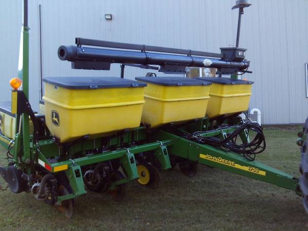 JD Conservation corn planter 6 row 30 1