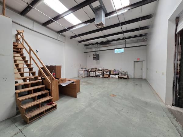 $3,000 / 2200ft2 - Office Warehouse Space for Lease UTILITIES INCLUDED (Santa Fe)63659867349379121