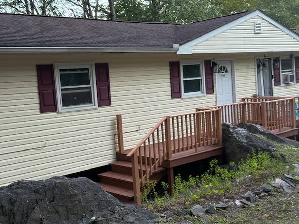 $975 / 1br - 1 bedroom apartment country setting (Marshalls Creek)63951425952514120