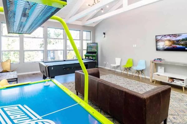 $1,609 / 2br - 910ft2 - 1 Month FREE RENT! Simply breath-taking! Come in and see! (Reno)63992637174275124