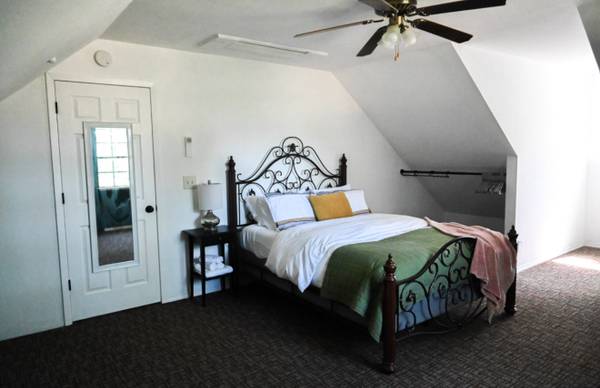 $1,100 / 4br - 500ft2 - 500 ft² Bedroom – Mountain Views, Gated 9 Acres, Pool – Placerville63952111198851120