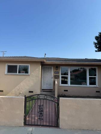 Front House 2BR 1 BA Paramount 1